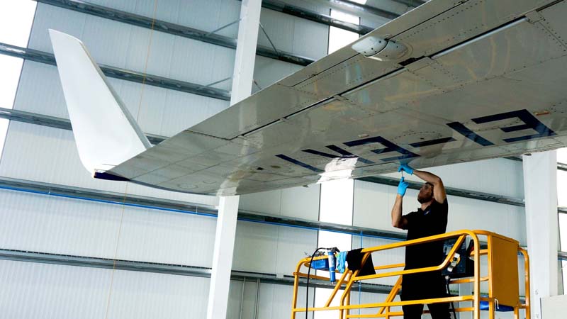 mecánico de aviones trabajando ala avión