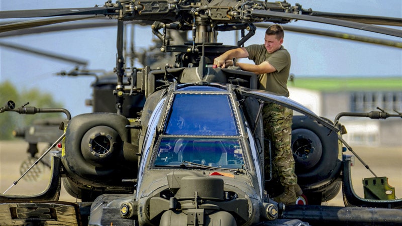 mecánico de helicópteros trabajando rotor principal helicóptero boeing AH-64 apache