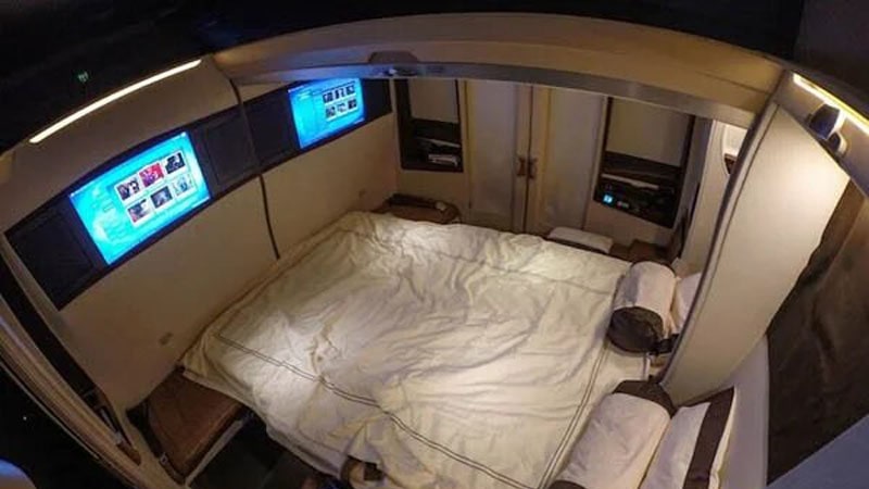 Una habitación de hotel dentro de la cabina de un avión