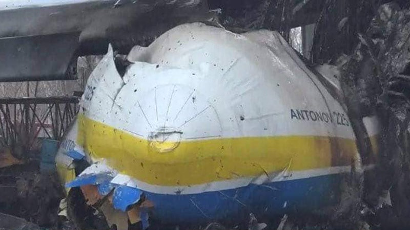 Estado en el que quedó el Antonov An-225 tras el ataque en el aeropuerto de Kiev.