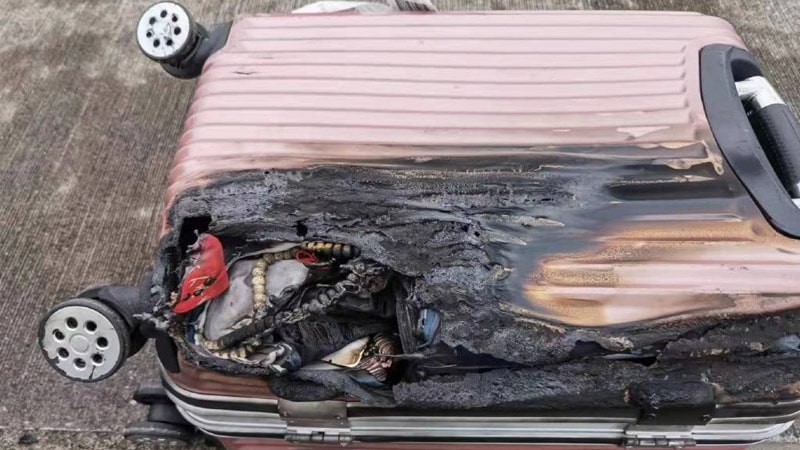 Estado en el que quedó la maleta tras arder la batería de litio que había en el interior