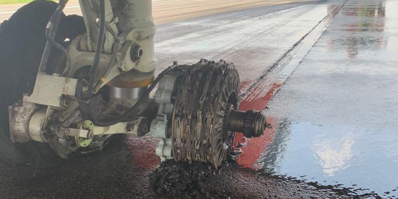 discos de freno y rueda reventada del tren de aterrizaje del boeing 737 de max air