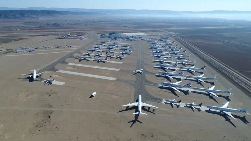 Aviones de varias compañías almacenados en el aeropuerto de Teruel