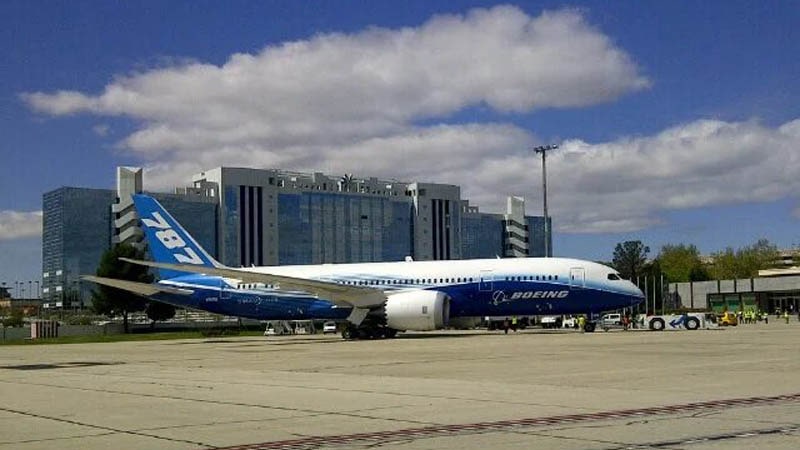 El nuevo avión Boeing 787 estacionado en el aeropuerto de Madrid Barajas