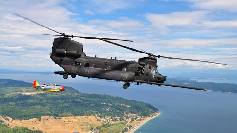 Helicóptero Chinook MH-47 trasladando tropas