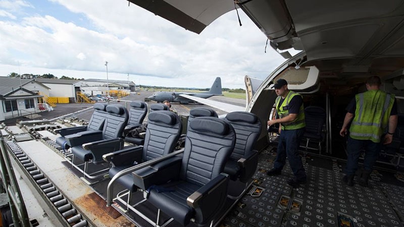 Los asientos paletizados permiten llevar pasajeros en aviones de carga