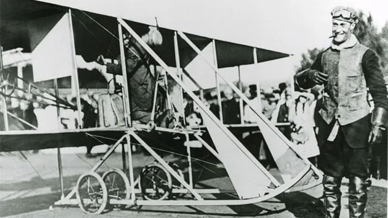 Calbraith Perry Rodgers posando junto a su avión. Su mecánico de aviones era Charles Edward Taylor