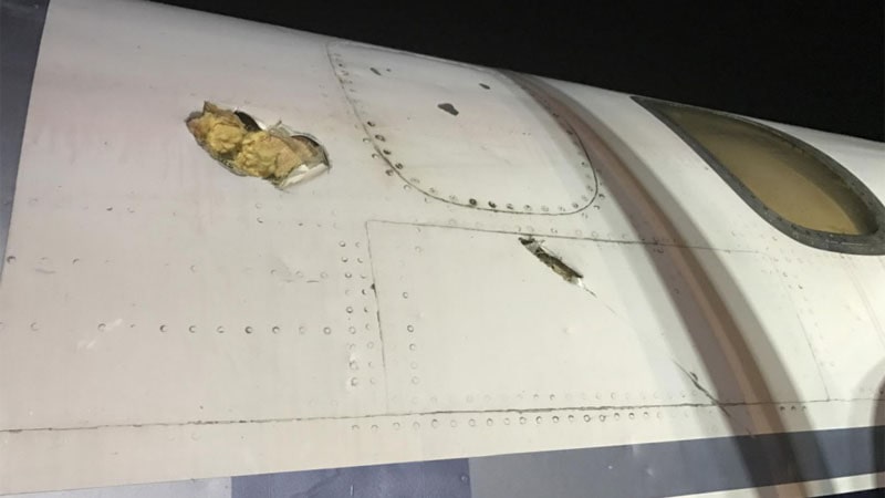 N158WA perforaciones producidas rotura hélice olvidado destornillador ventanillas frontales avión