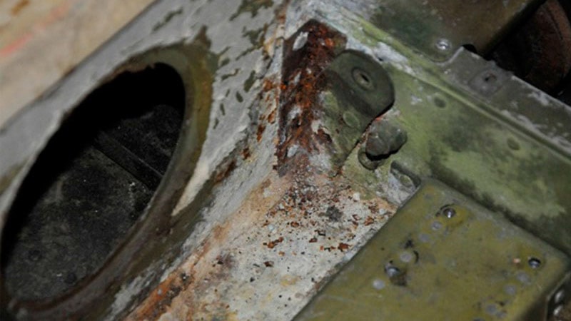 Corrosión en el fuselaje posiblemente causada por un exceso de humedad en el aire del interior del avión