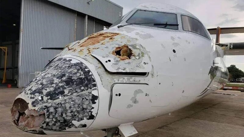 Morro y cubierta del radar del avión Dash 8 de Proflight Zambia destrozados por el granizo