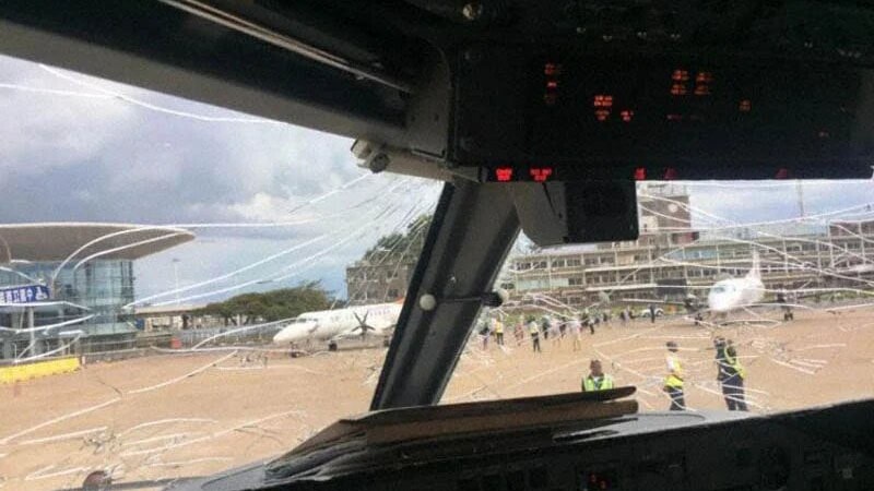 Ventanillas de la cabina del avión Dash 8 de Proflight Zambia agrietadas a causa del granizo