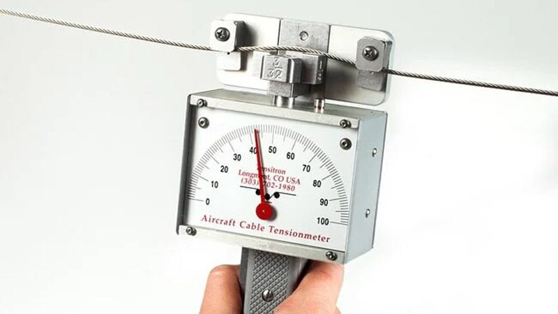 Tensímetro usado por técnicos de mantenimiento aeronáutico para medir la tensión de los cables