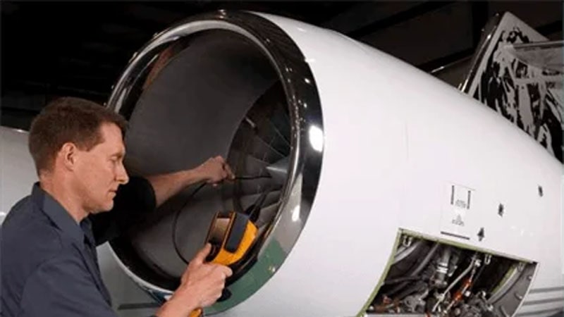 Mecánico de aviones inspeccionando un motor a reacción