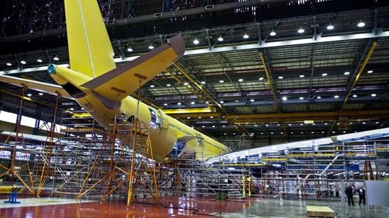 Un avión de la OTAN realizando mantenimiento aeronáutico en las instalaciones de Iberia