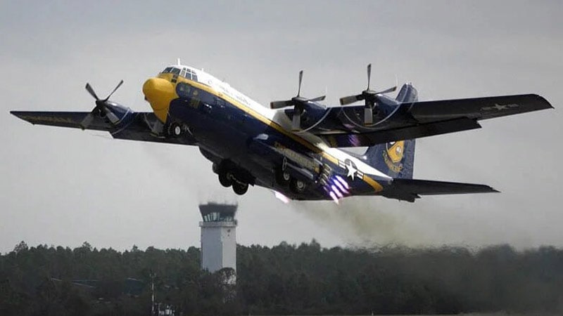 Despegue de un avión Hércules C130 de los Blue Angel usando cohetes