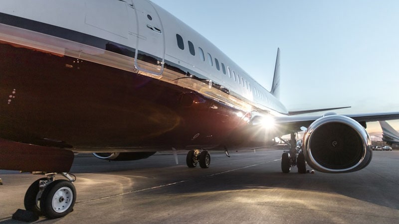 Luces de aterrizaje del avión Boeing 737