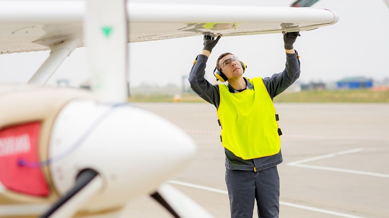 mecánico de aviones inspección prevuelo