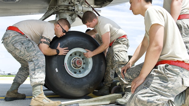 militares cambiando rueda avión mantenimiento aeronáutico correctivo preventivo