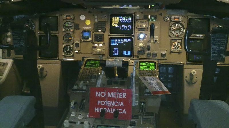 Carteles en cabina de pilotos para advertir de que hay técnicos de mantenimiento aeronáutico trabajando