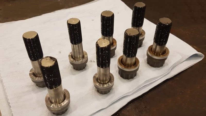Los 8 tornillos que sujetan el motor de un avión al pylon