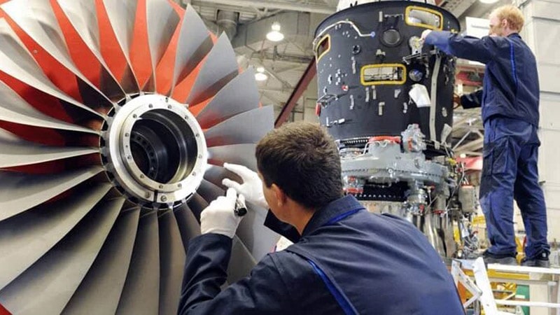 técnico mantenimiento aeronaves inspeccionando álabes motor avión