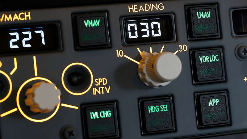 Panel de control del piloto automático de un avión