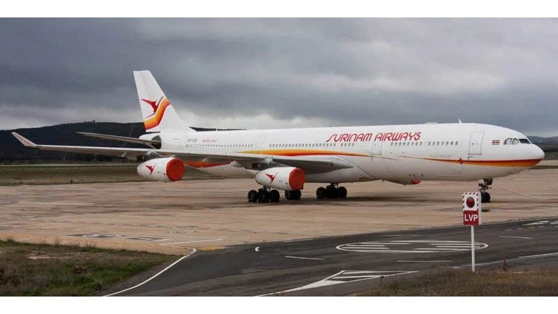 Motores tapados en un avión Airbus A340 preservado en el aeropuerto de Ciudad Real