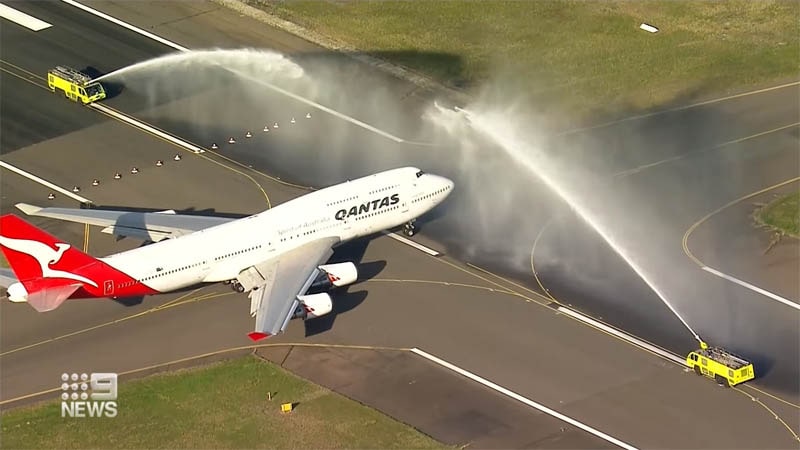 Boeing 747 de Qantas recibiendo el bautismo aéreo por su último vuelo
