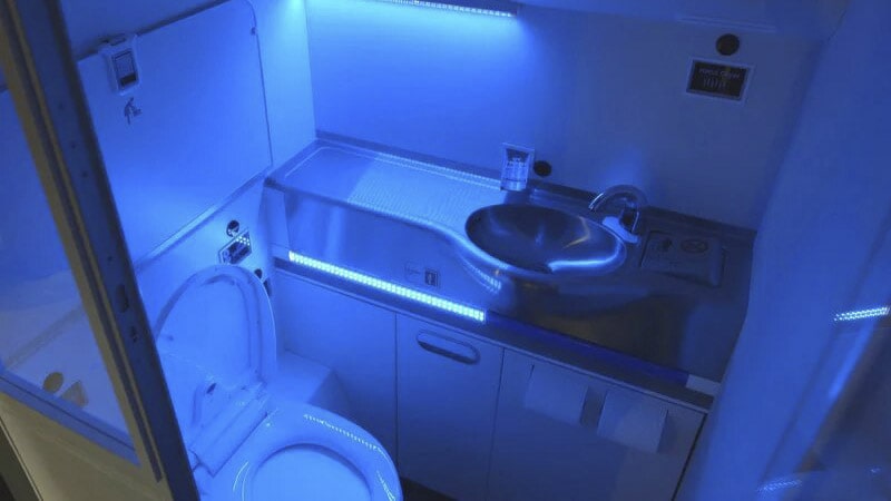 Rayos UV en un baño de avión eliminando el 99.99% de bacterias