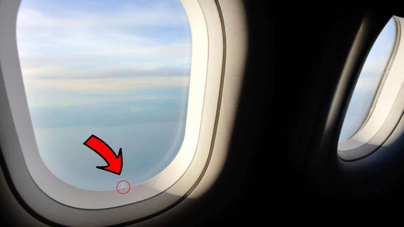 Las ventanillas de avión llevan un misterioso agujero cuya misión es muy importante