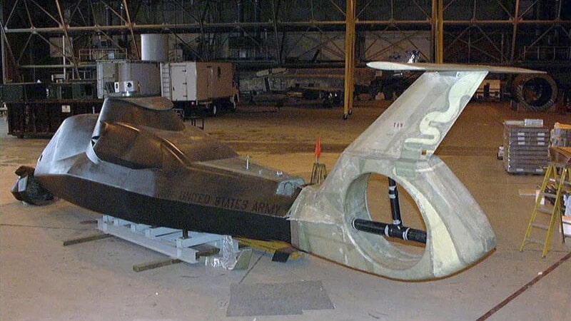 Un fuselaje hecho a medida en el centro de investigación para una de las pruebas de la antena VHF del helicóptero