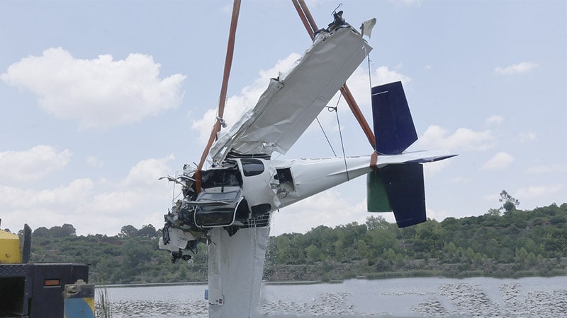 avioneta destruida en accidente de aviones tras impactar contra el agua